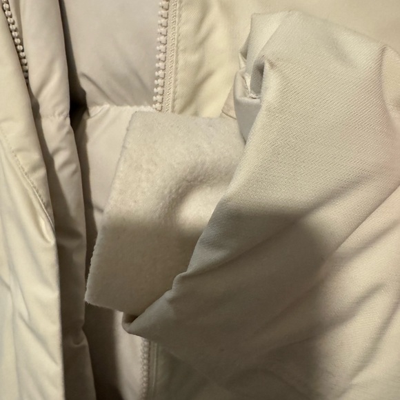 Women’s The North Face down parka - Picture 9 of 9